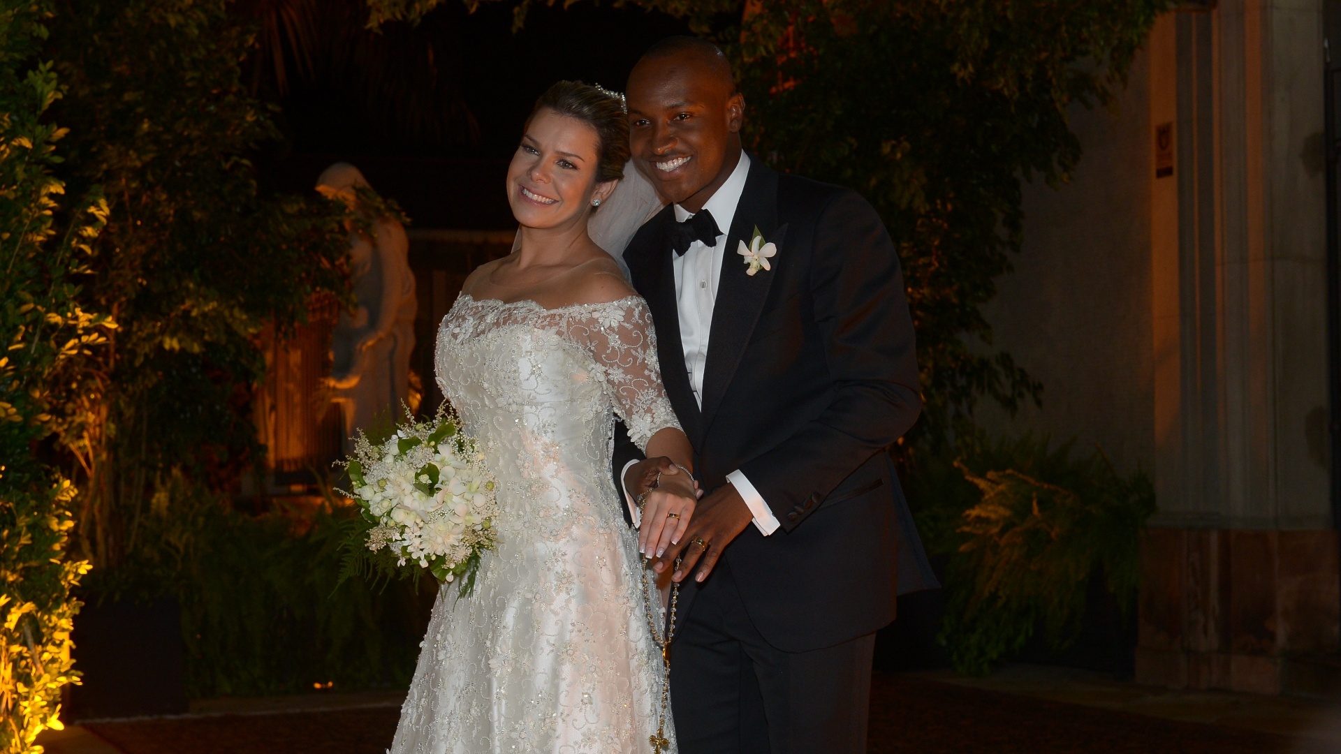 24fev2015---thiaguinho-e-fernanda-souza-posam-para-foto-ja-casados-1424827063765_1920x1080
