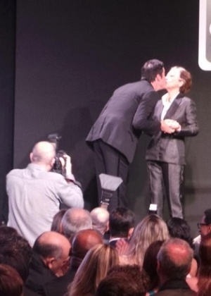 Atores de "Babilônia" se esquivam de crise em novela, em premiação de TV